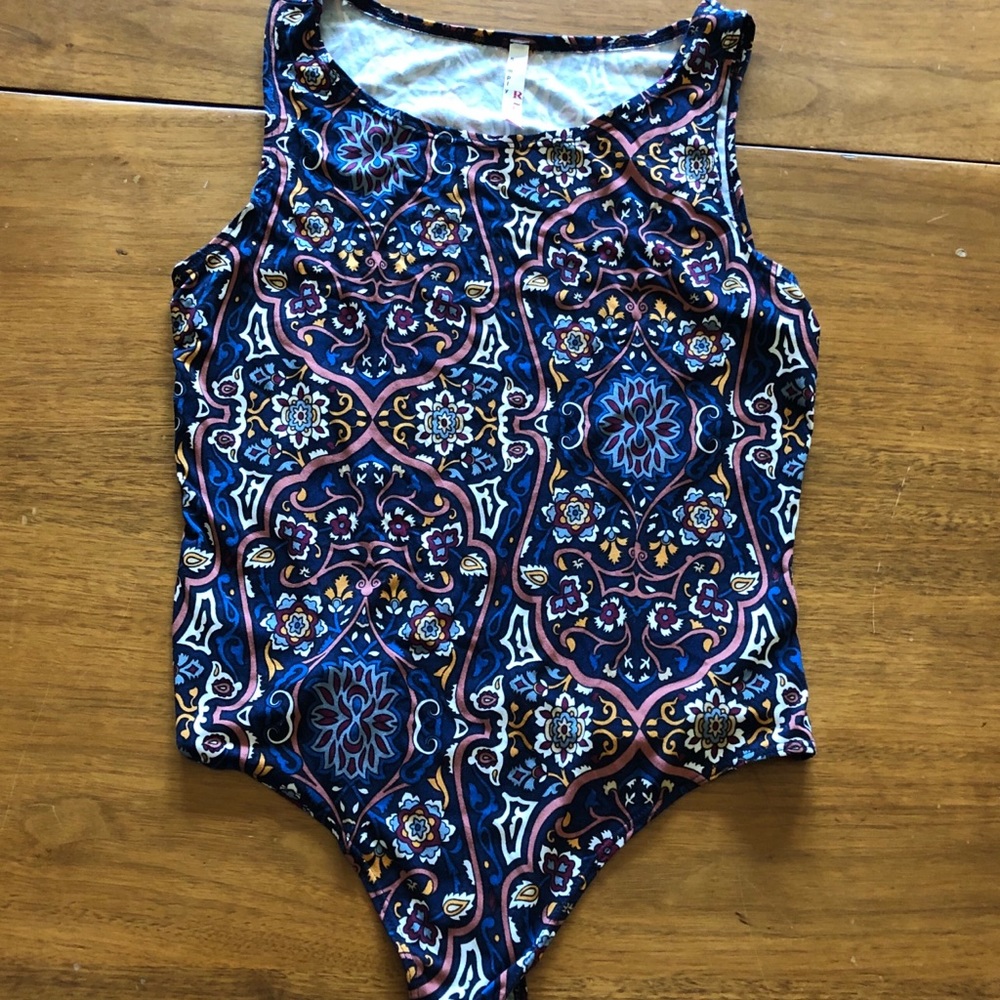 Women’s medium simply ruby bodysuit floral